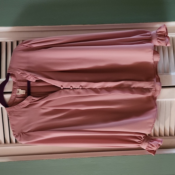 Womens l/s blouse,3 button front, button each sleeve w/ruffle. - Picture 1 of 6